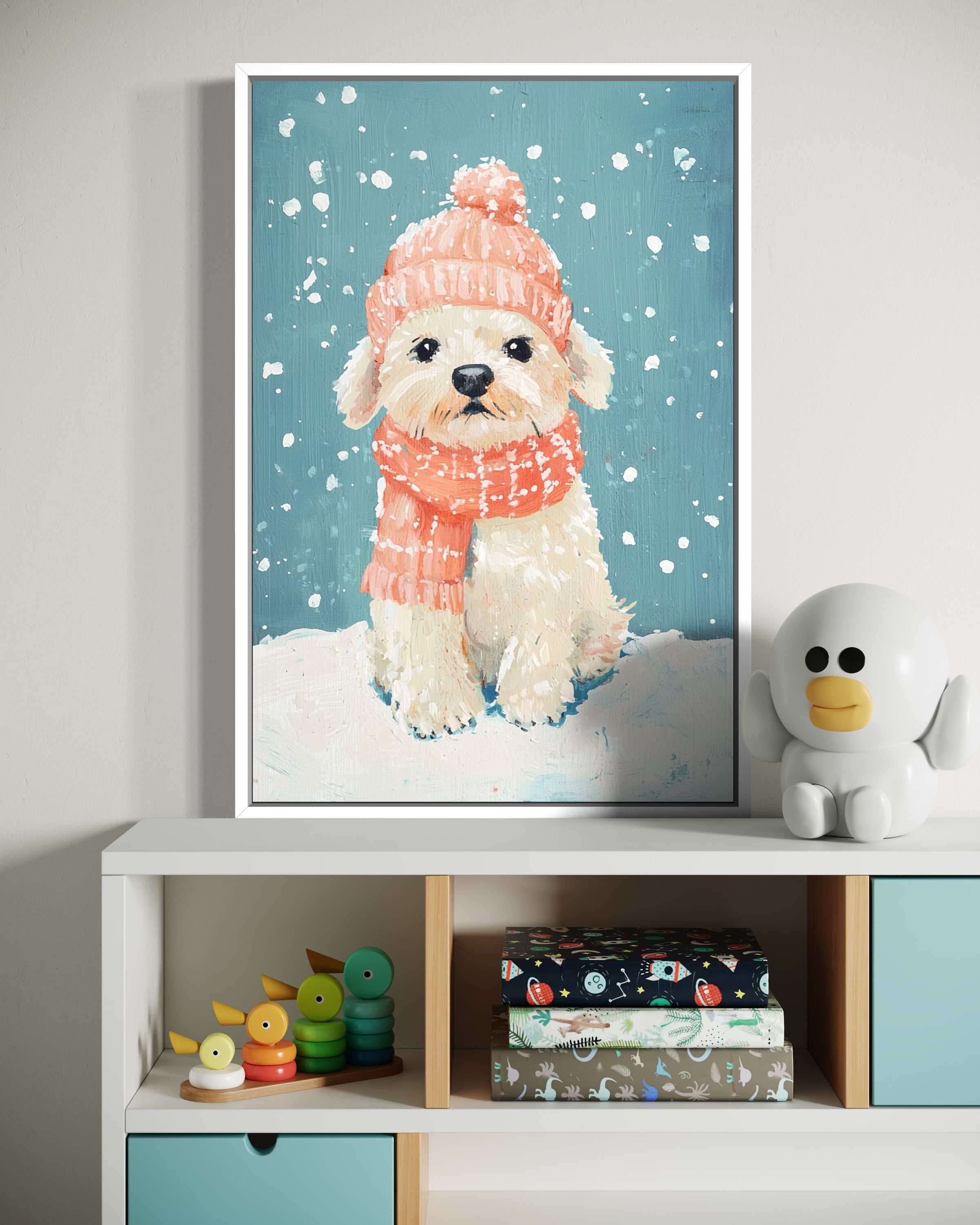 Hund sitzt im Schnee mit Mütze und Schal